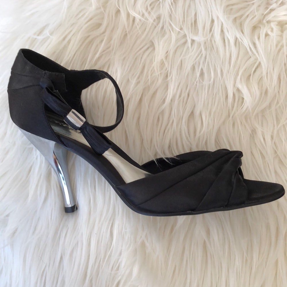 Graceland satin sandal